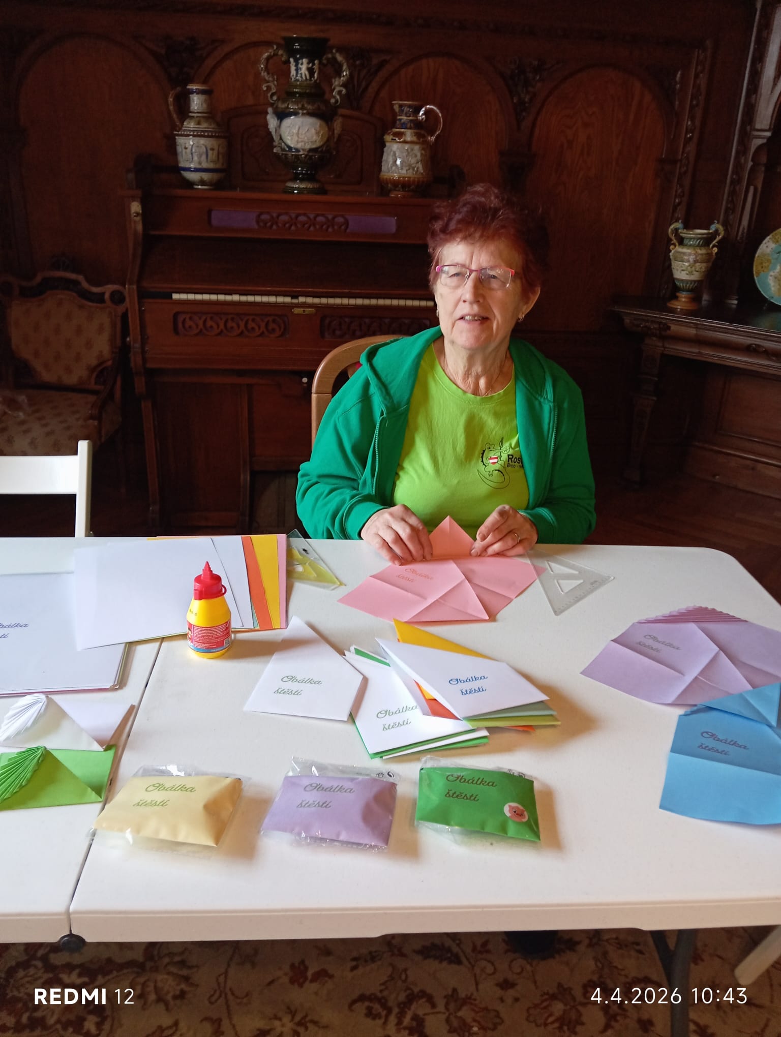 Vlasta skládá obálky